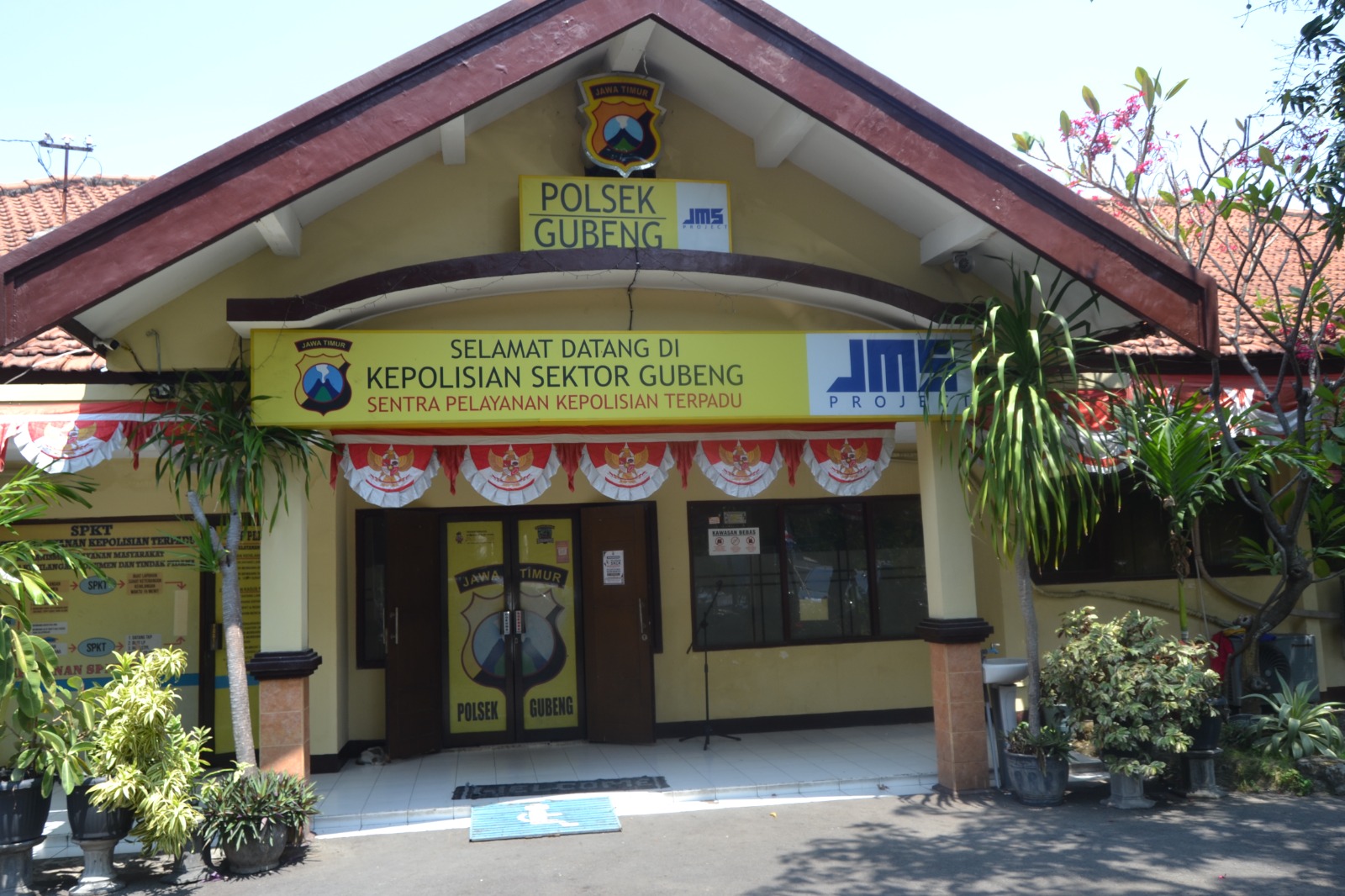Cegah Curanmor, Polsek Gubeng Bagikan dan Pasang Alarm Motor Gratis untuk Warga Sebanyak 100 Unit pada HUT RI Ke 81