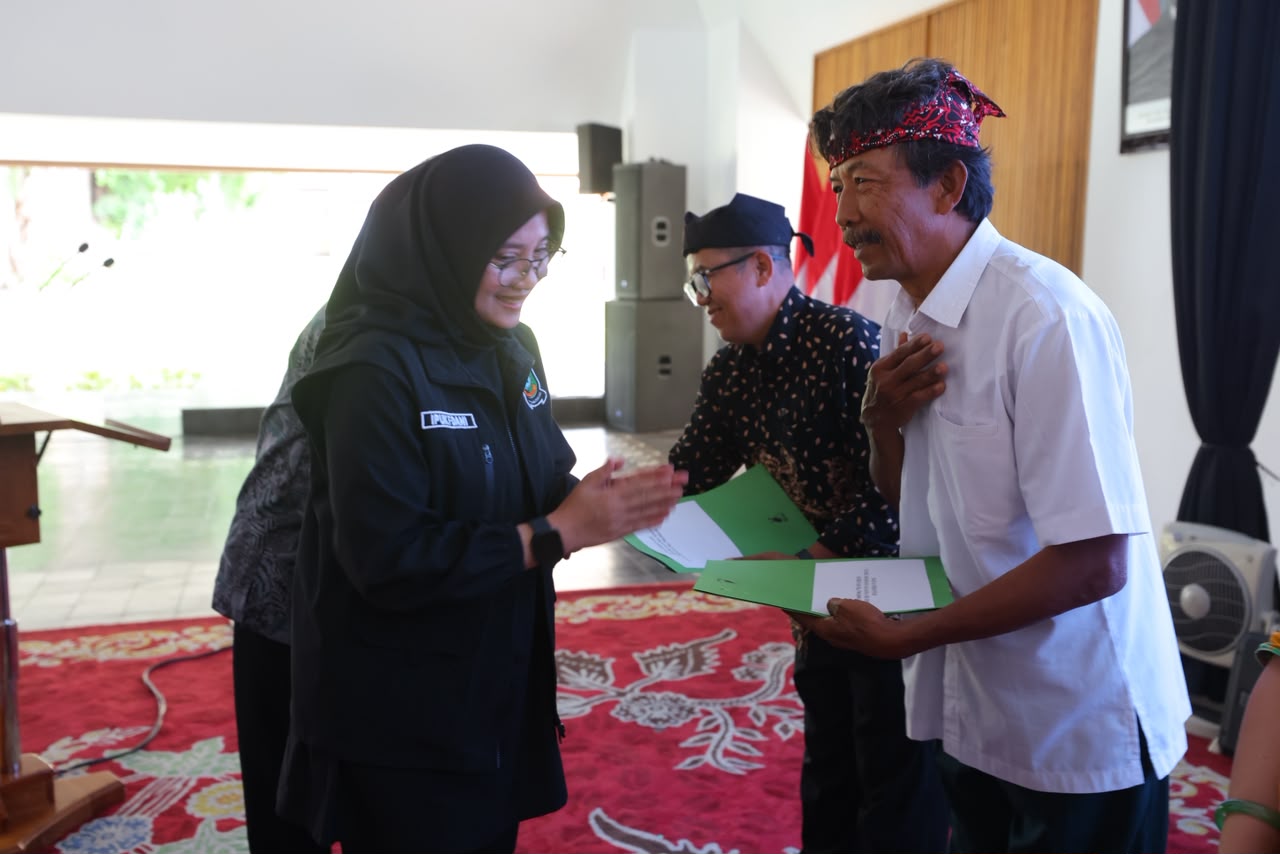Serahkan Insentif Guru Rohani Lintas Agama, Bupati Ipuk: Bagian dari Penguatan Pendidikan Karakter
